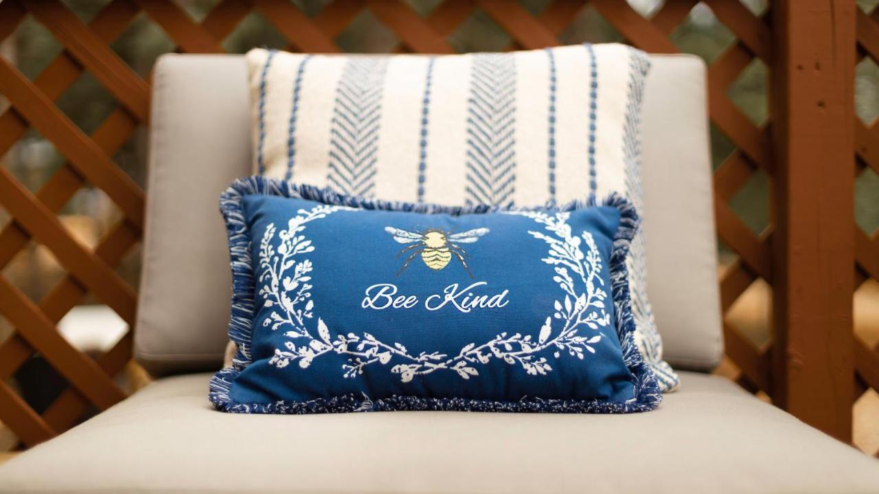 Charming Blue Farmhouse Cabin Duck Creek Village Esterno foto
