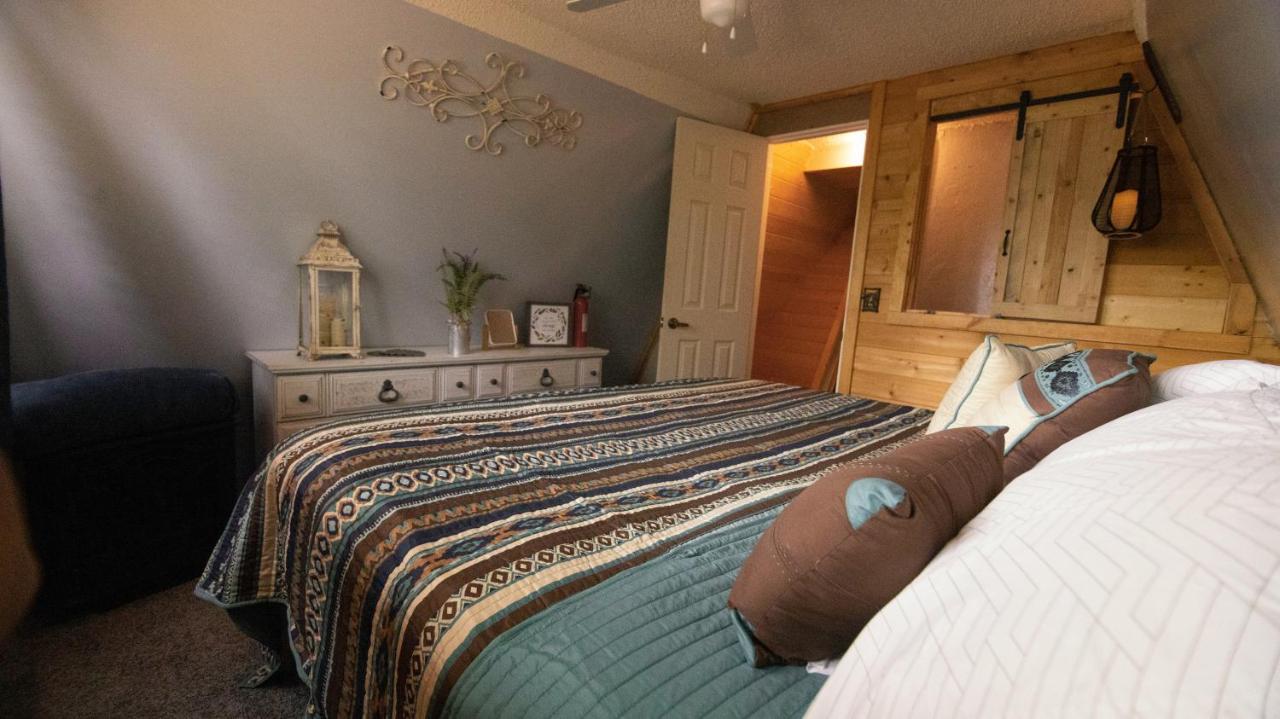 Charming Blue Farmhouse Cabin Duck Creek Village Esterno foto